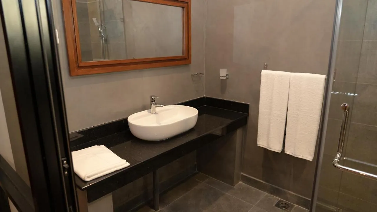 Hotel Woodgrove Cabanas Negombo